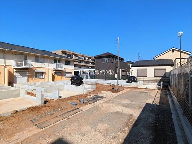 前面道路を含めた現地写真です。