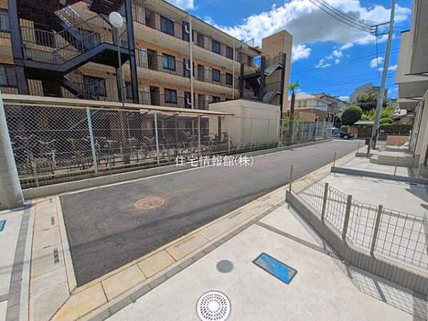 前面道路を含めた現地写真です。