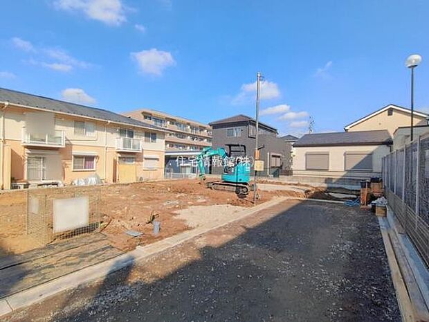 前面道路を含めた現地写真です。