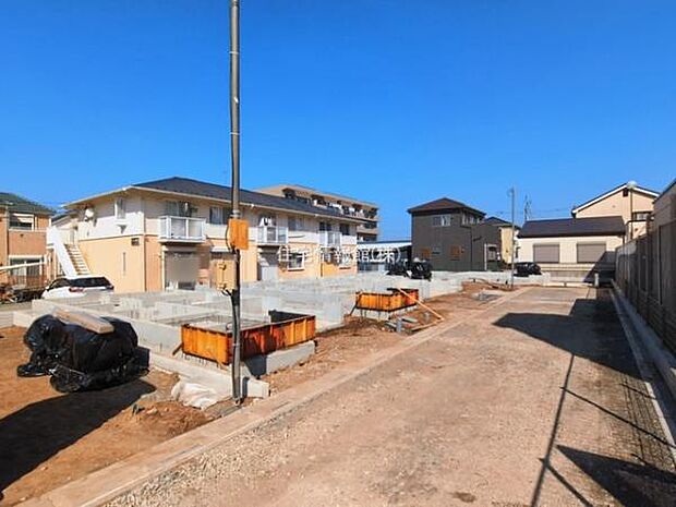 前面道路を含めた現地写真です。