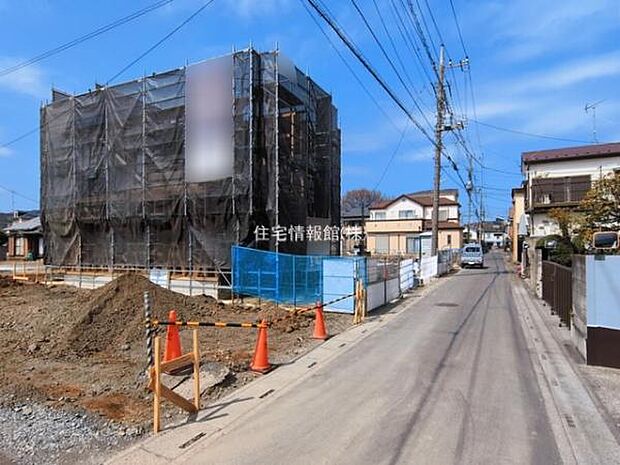 前面道路を含めた現地写真です。