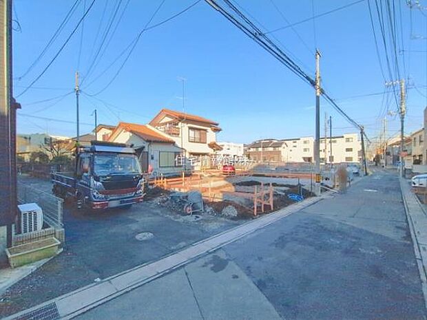 前面道路を含めた現地写真です。