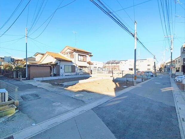 前面道路を含めた現地写真です。