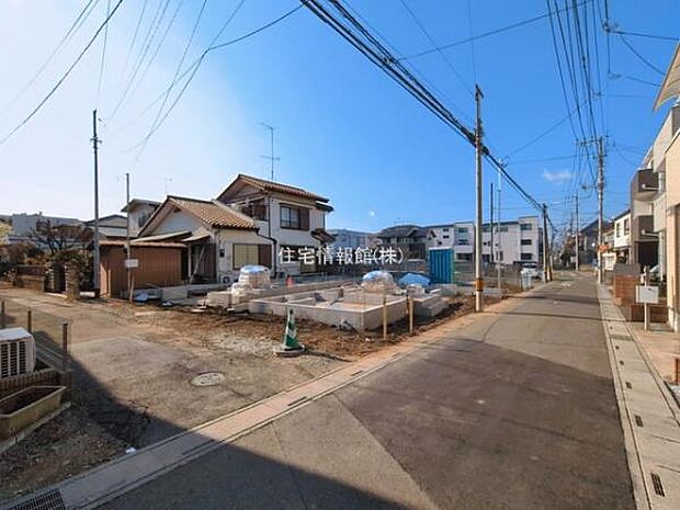 前面道路を含めた現地写真です。