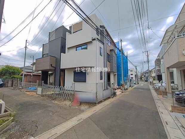 前面道路を含めた現地写真です。