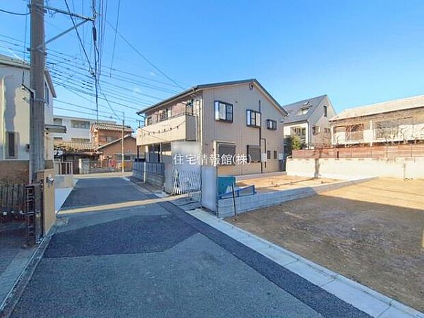 前面道路を含めた現地写真です。