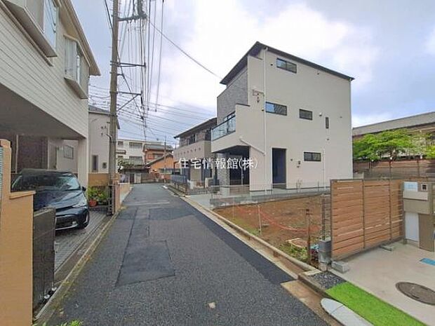 前面道路を含めた現地写真です。