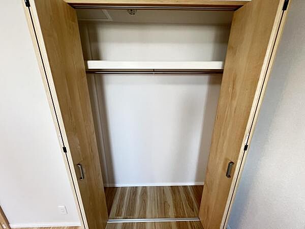 いつでもお部屋をスッキリお使い頂ける収納スペースを設置。