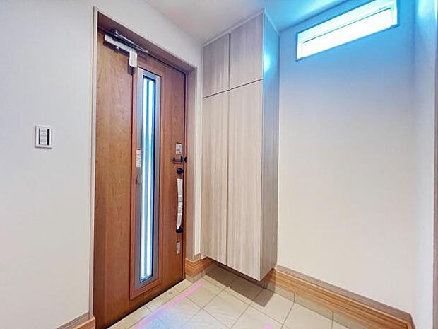 綺麗で明るい玄関でお客様をお迎えいただけます。