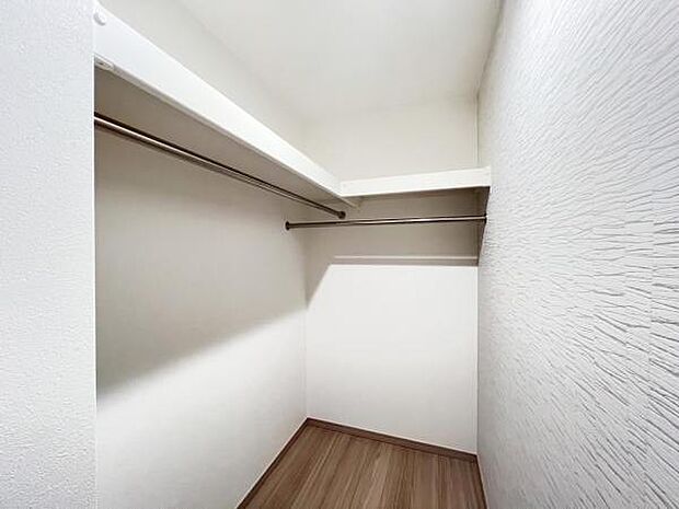 ウォークインクローゼットがあり収納スペースも豊富。季節物もスッキリ片付きそうです。