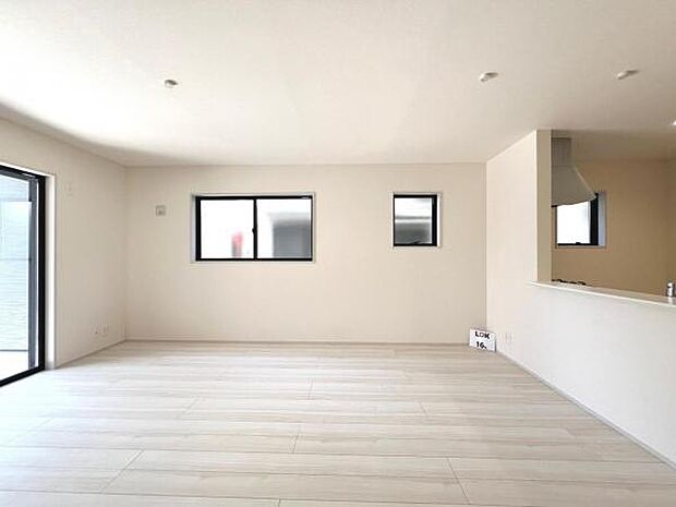 リビングダイニングになります。ご家族そろっての素敵な空間になりそうですね。