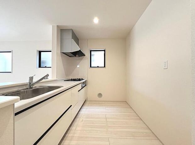 作業スペースが広く家事動線をゆったりと確保できるキッチンです。