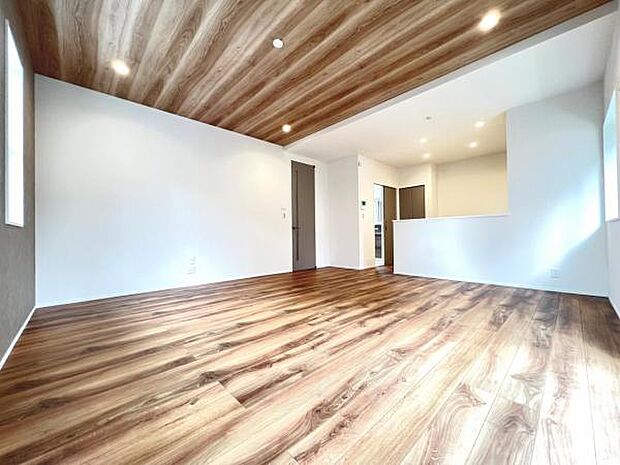 家族とゆったり時間を過ごせるリビングダイニング。