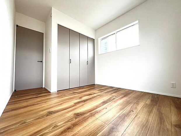 明るい広々とした主寝室でご家族ゆっくりお休みになれますね。