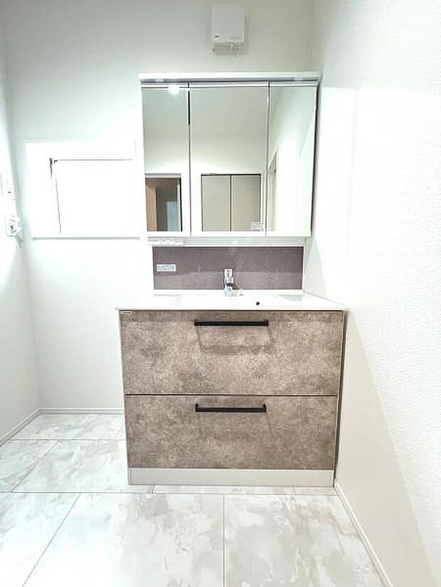 洗面化粧台です。朝の身支度から1日が始まります。