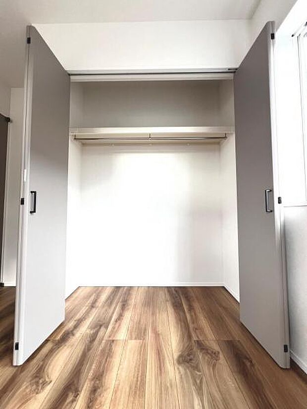 中の物を確認しやすく、取り出しやすい収納スペース。お部屋を広々とお使いいただけます。