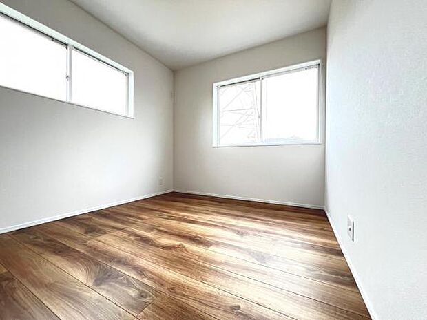 洋室は、風通しが良く明るく快適な空間です。ゆったりと読書など、趣味にも没頭できプライベート時間もお寛ぎ頂けそうです。