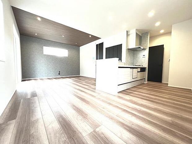 ご家族が集うLDKは約18.8帖の広さ、団らんの空間です。