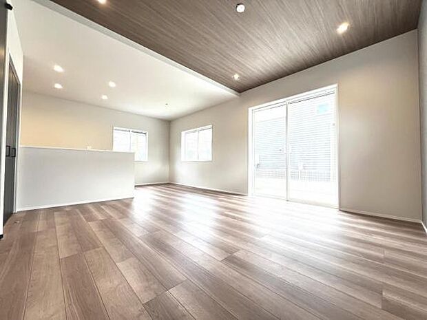 お食事中もキッチンと会話が楽しめるダイニングスペース。