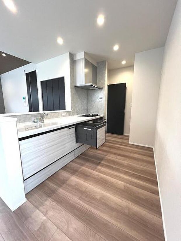 リビングが見渡せ、料理中も会話が弾む対面式キッチンです。