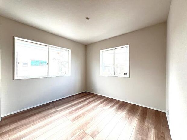 明るい広々とした主寝室でご家族ゆっくりお休みになれますね。