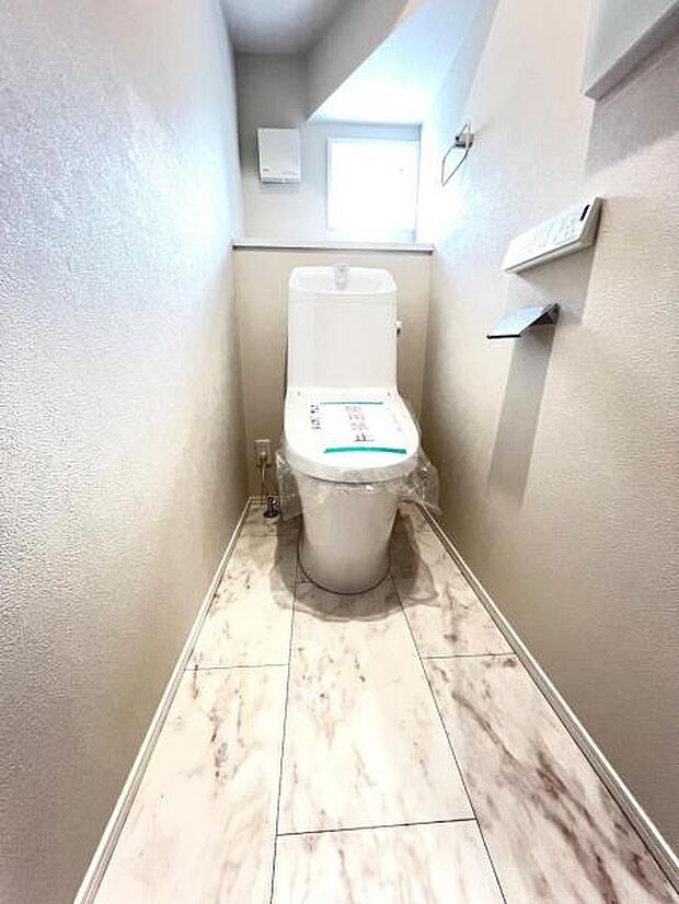 シャワー洗浄機能付のトイレは、清潔感が印象的な空間ですね。