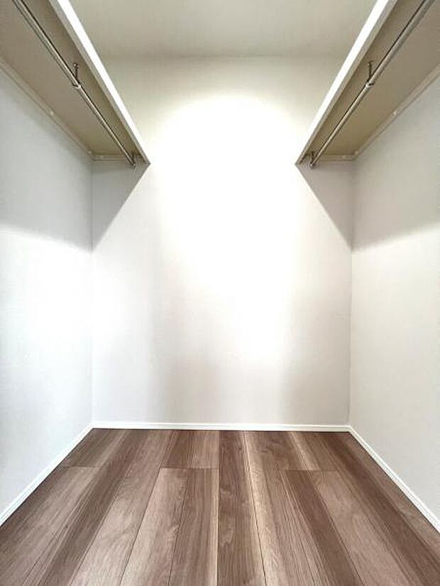 ウォークインクローゼットがあり収納スペースも豊富。季節物もスッキリ片付きそうです。