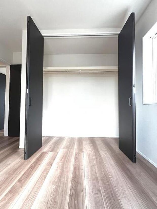 いつでもお部屋をスッキリお使い頂ける収納スペースを設置。