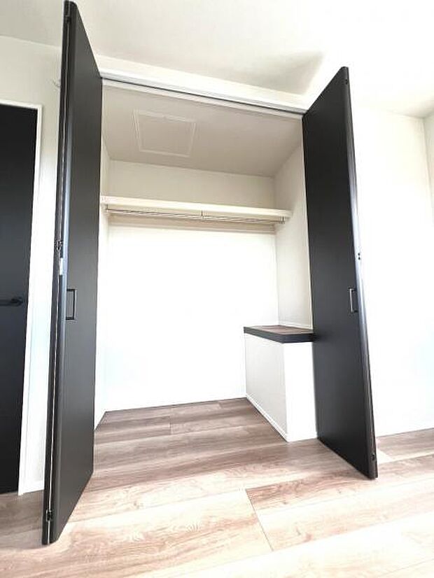 中の物を確認しやすく、取り出しやすい収納スペース。お部屋を広々とお使いいただけます。