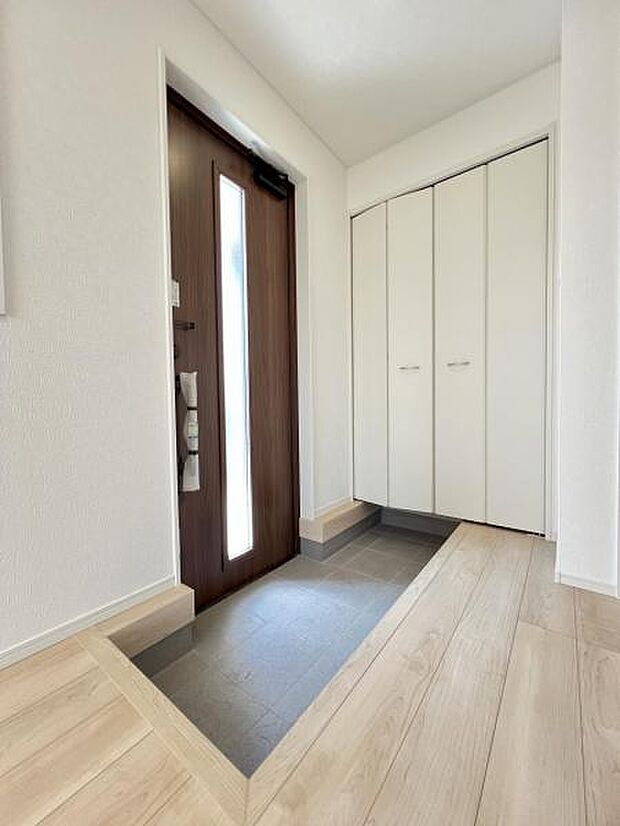 綺麗で明るい玄関でお客様をお迎えいただけます。