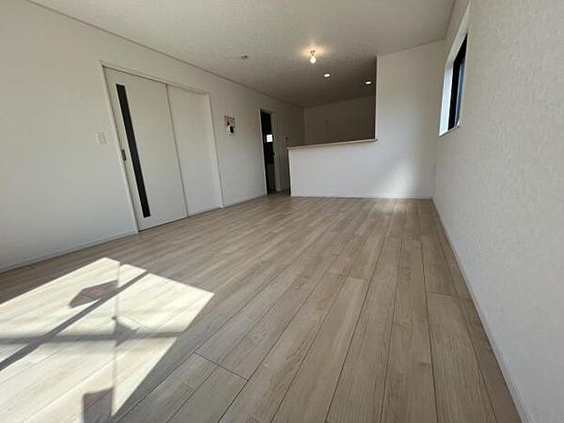 お食事中もキッチンと会話が楽しめるダイニングスペース。