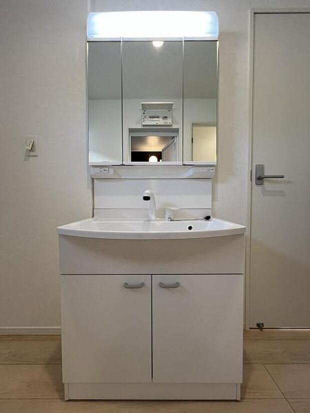 洗面化粧台です。朝の身支度から1日が始まります。