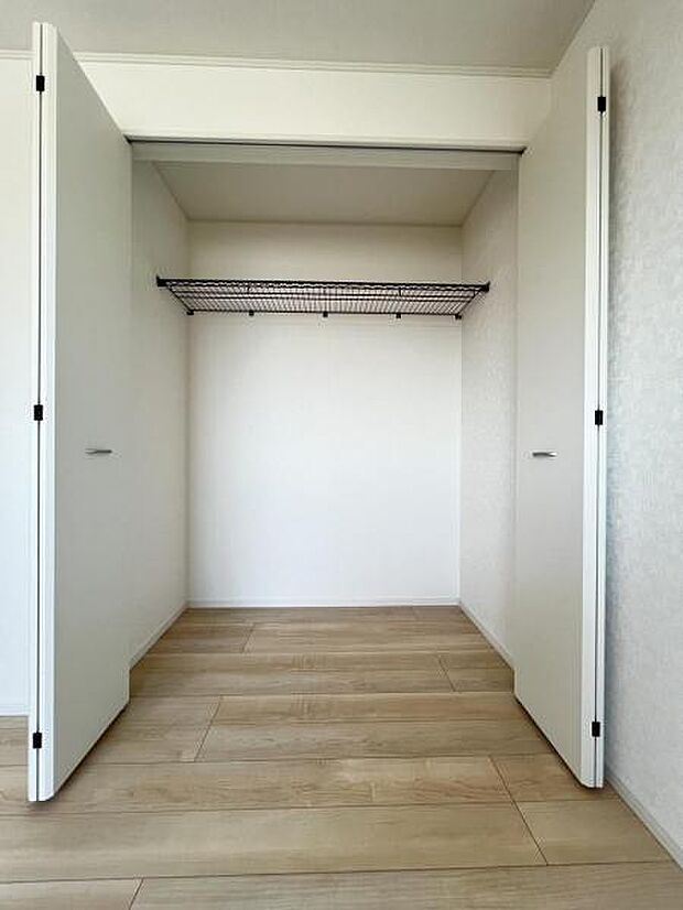 中の物を確認しやすく、取り出しやすい収納スペース。お部屋を広々とお使いいただけます。