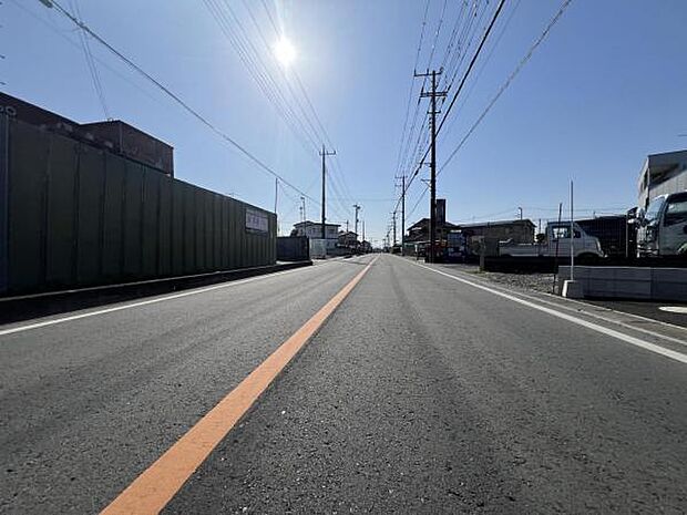 前面道路を含めた現地写真です。