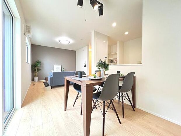 お食事中もキッチンと会話が楽しめるダイニングスペース。