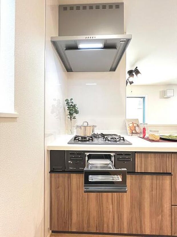 ご家族を見守りながら家事が捗る対面式キッチン。お料理をしながらご家族のサポートも可能です。