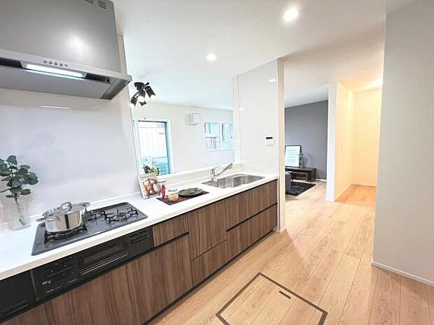 リビングが見渡せ、料理中も会話が弾む対面式キッチンです。