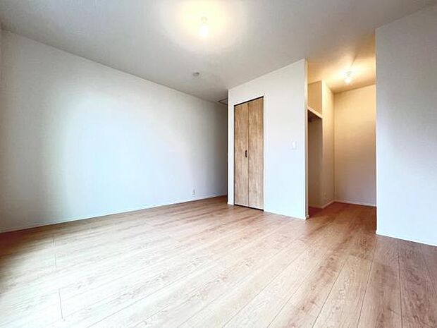 明るい広々とした主寝室でご家族ゆっくりお休みになれますね。