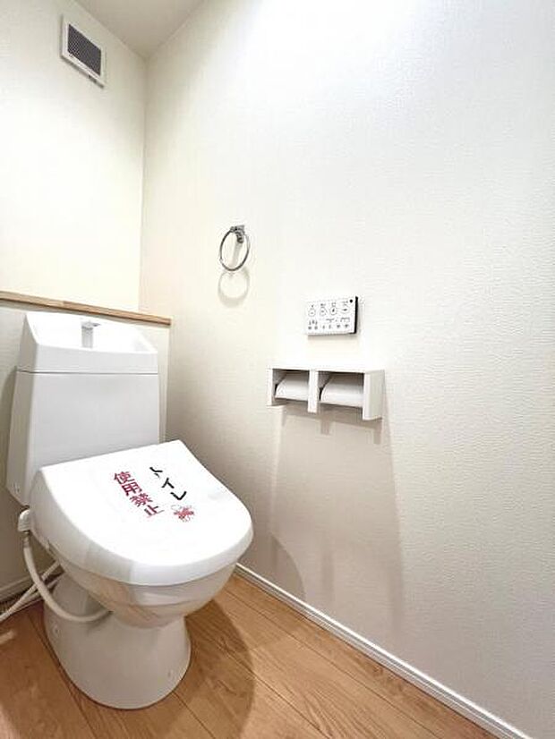 シャワー洗浄機能付のトイレは、清潔感が印象的な空間ですね。