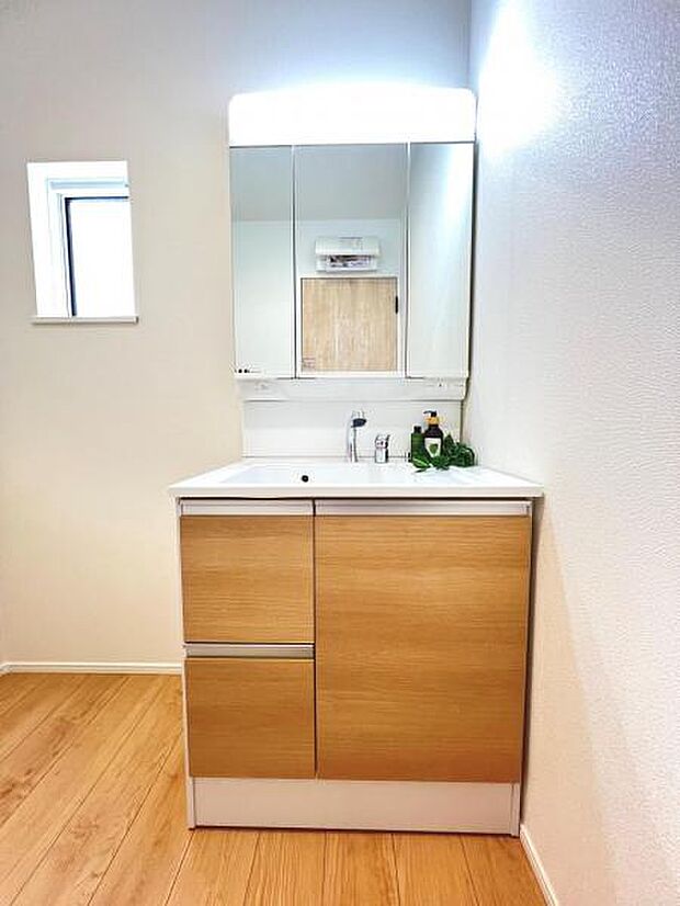 洗面化粧台です。朝の身支度から1日が始まります。