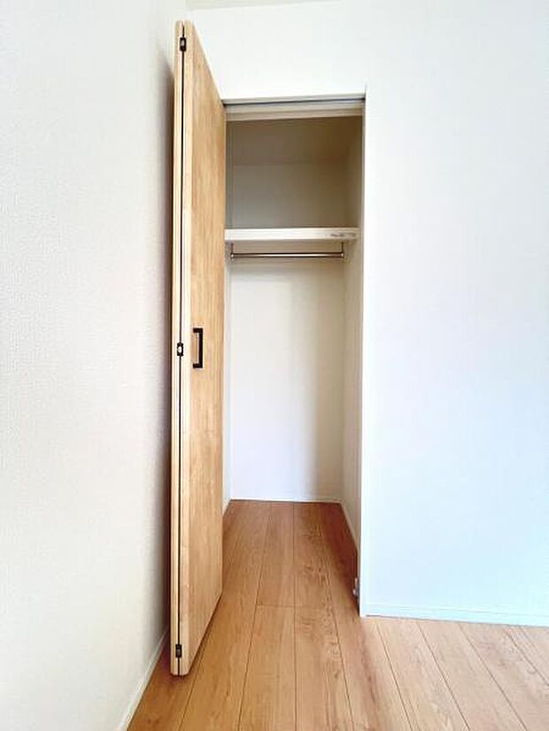 いつでもお部屋をスッキリお使い頂ける収納スペースを設置。