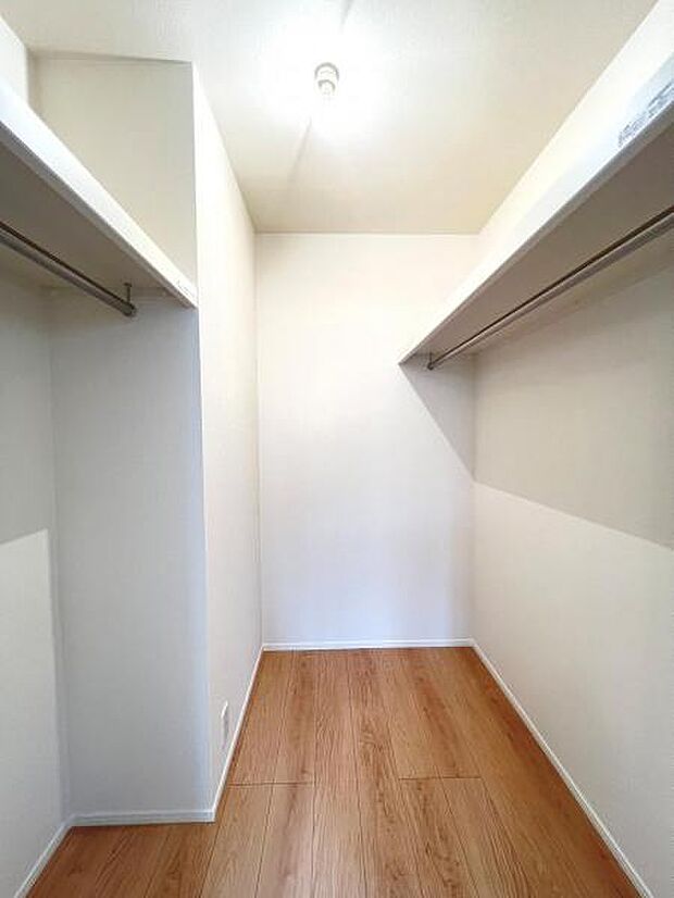 ウォークインクローゼットがあり収納スペースも豊富。季節物もスッキリ片付きそうです。