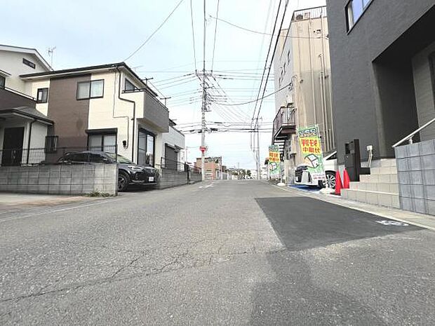 前面道路を含めた現地写真です。ぜひ周辺環境も併せてご覧ください。