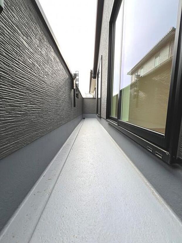 2室から出入り可能で使い勝手の良いバルコニースペースです。