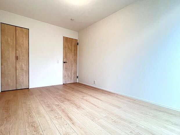 木の温もりが優しいフローリングの収納スペース付き洋室です。