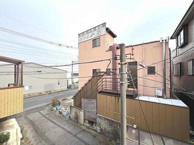 バルコニーからの眺望です。明るい陽射しを浴びながらゆったりと過ごすのも良いですね。