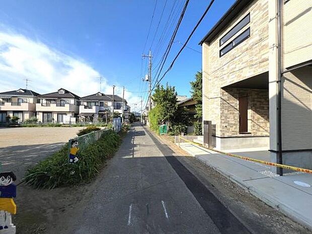 前面道路を含めた現地写真です。