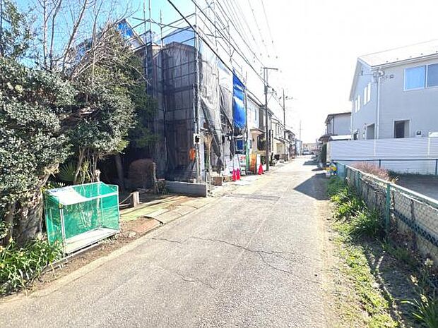 前面道路を含めた現地写真です。