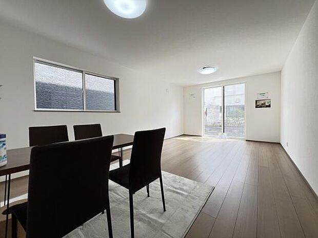 リビングダイニングになります。ご家族そろっての素敵な空間になりそうですね。