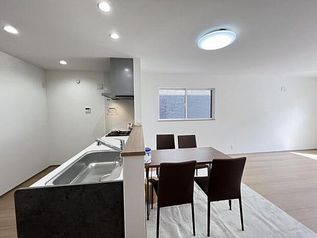 お食事中もキッチンと会話が楽しめるダイニングスペース。